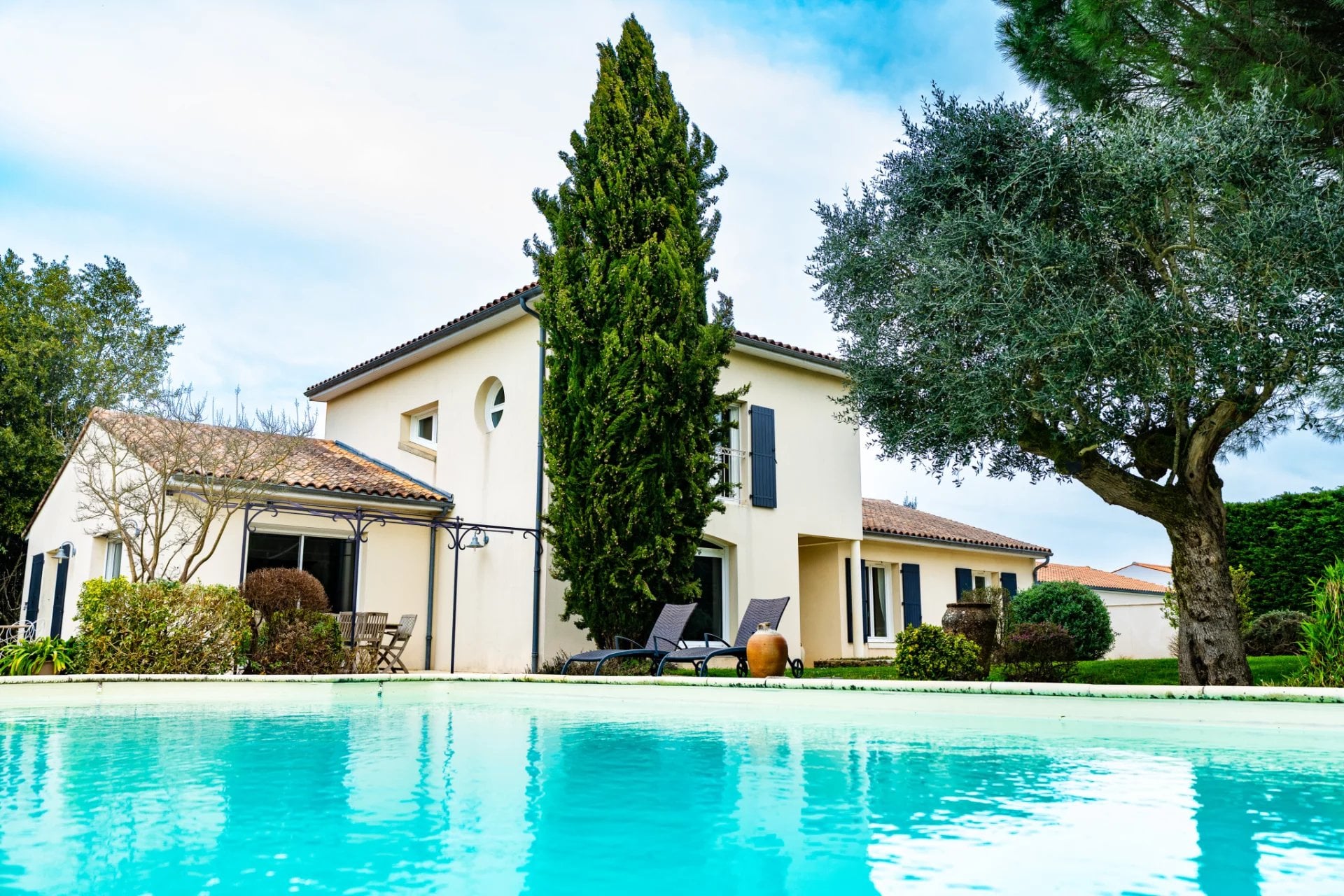 Elégante villa d'architecte et ses espaces de détente extérieurs